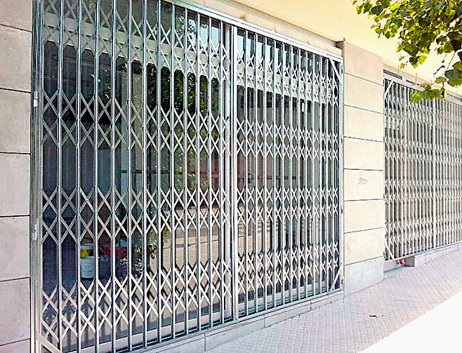 Protección robusta para su escaparate durante la campaña de Navidad en Barcelona