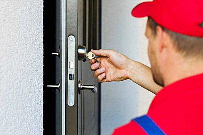 Servicio a domicilio de cerrajeros 24 horas Says-Lock garantizando el acceso a un inmueble tras un bloqueo de seguridad.