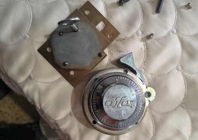 Despiece de dial y cerradura Arcas Ollé sobre base acolchada tras ser desbloqueada en Castellar del Vallès.