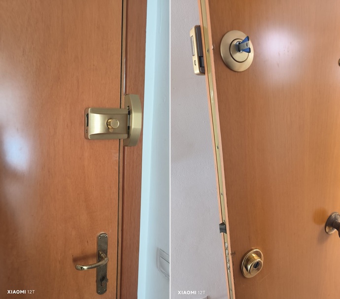 Instalación técnica de cerradura de sobreponer Sidese Daniela en acabado latonado sobre puerta de madera.