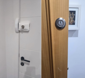 Instalación final de cerradura Sidese blanca con cilindro KESO 8000 por Cerrajería Says-Lock.