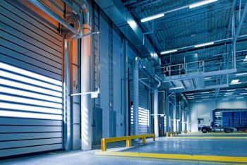 Arquitectura técnica de muelles de carga protegidos mediante sistemas de seguridad industrial en Barcelona.