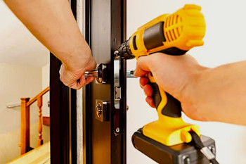 Instalación de cerradura de alta seguridad por Cerrajería Says-Lock en Barcelona capital y Badalona.