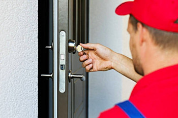 Servicio a domicilio de cerrajeros 24 horas Says-Lock garantizando el acceso a un inmueble tras un bloqueo de seguridad.