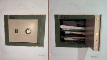 Caja fuerte Arcas Ollé empotrada en pared tras apertura de puerta mostrando documentos, en Castellar del Vallès.