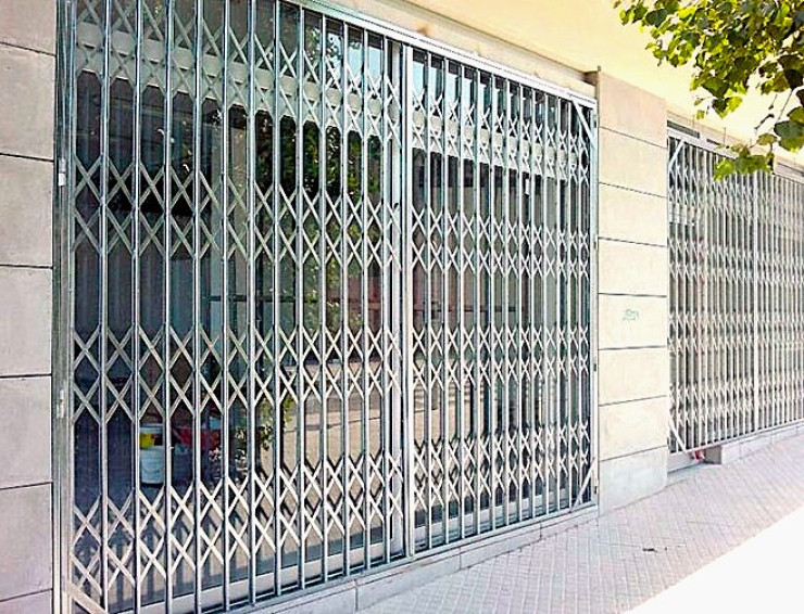 Protección robusta para su escaparate durante la campaña de Navidad en Barcelona