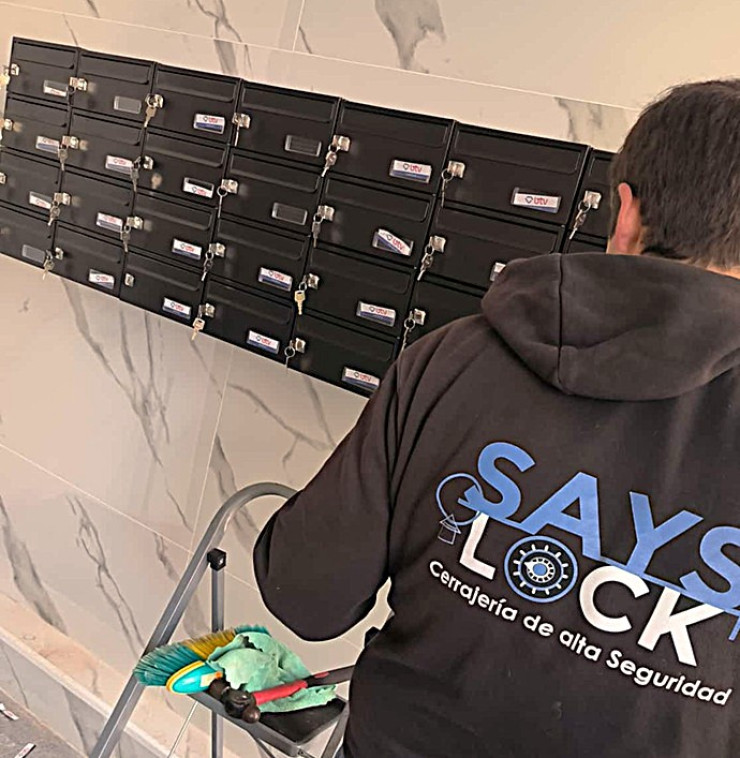 Instalación de buzones negros en comunidad por cerrajero Says-Lock