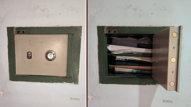 Caja fuerte Arcas Ollé empotrada en pared tras apertura de puerta mostrando documentos, en Castellar del Vallès.