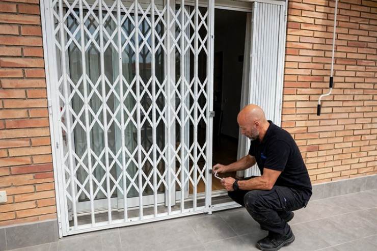 Servicio profesional de instalación de rejas de ballesta y cerramientos extensibles