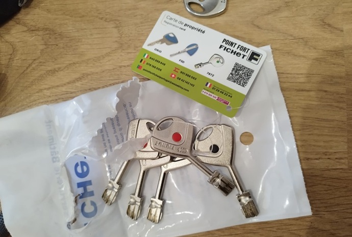 Juego de llaves Fichet F3D y tarjeta de seguridad acreditativa del sistema de alta protección A2P.