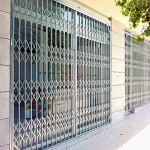 Protección robusta para su escaparate durante la campaña de Navidad en Barcelona