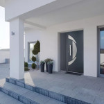 Puerta acorazada Fichet Stylea SL gris con diseño contemporáneo instalada en la entrada de un chalet.