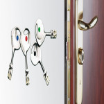 Llaves Fichet clásicas con distintivos de color junto a herrajes dorados y cerradura multipunto de puerta acorazada.